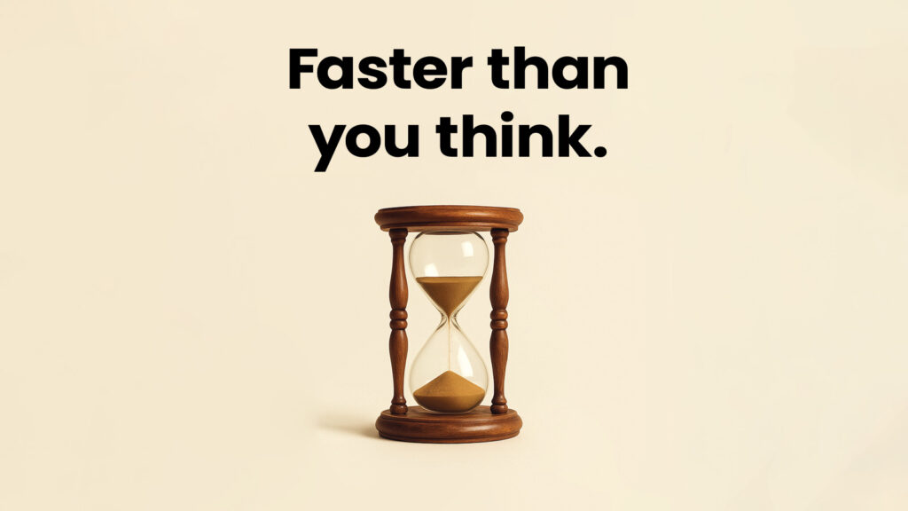 Timeglas på lys baggrund med teksten “Faster than you think”